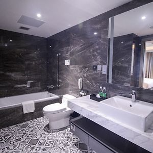 One-Bedroom King Suite Lounge Access